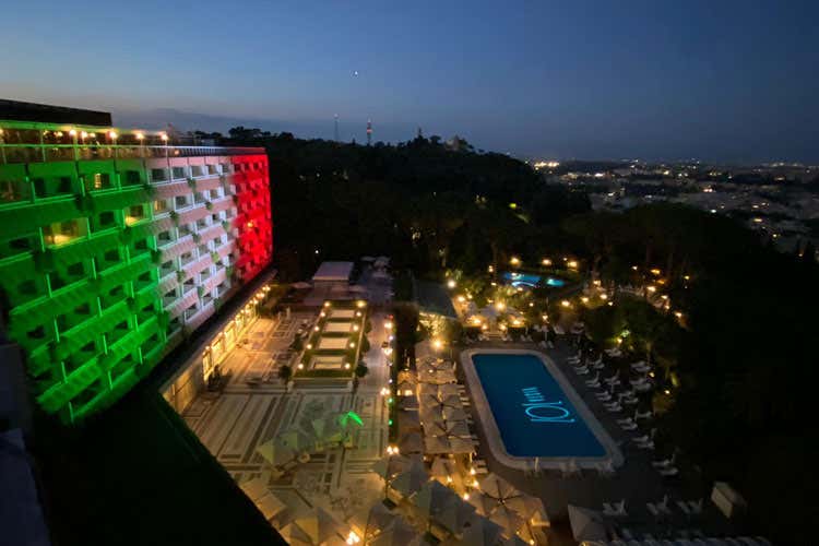 Un'immagine suggestiva del Rome Cavalieri - Vista 101, aperitivo in terrazza con affaccio sulla Citt&agrave; eterna