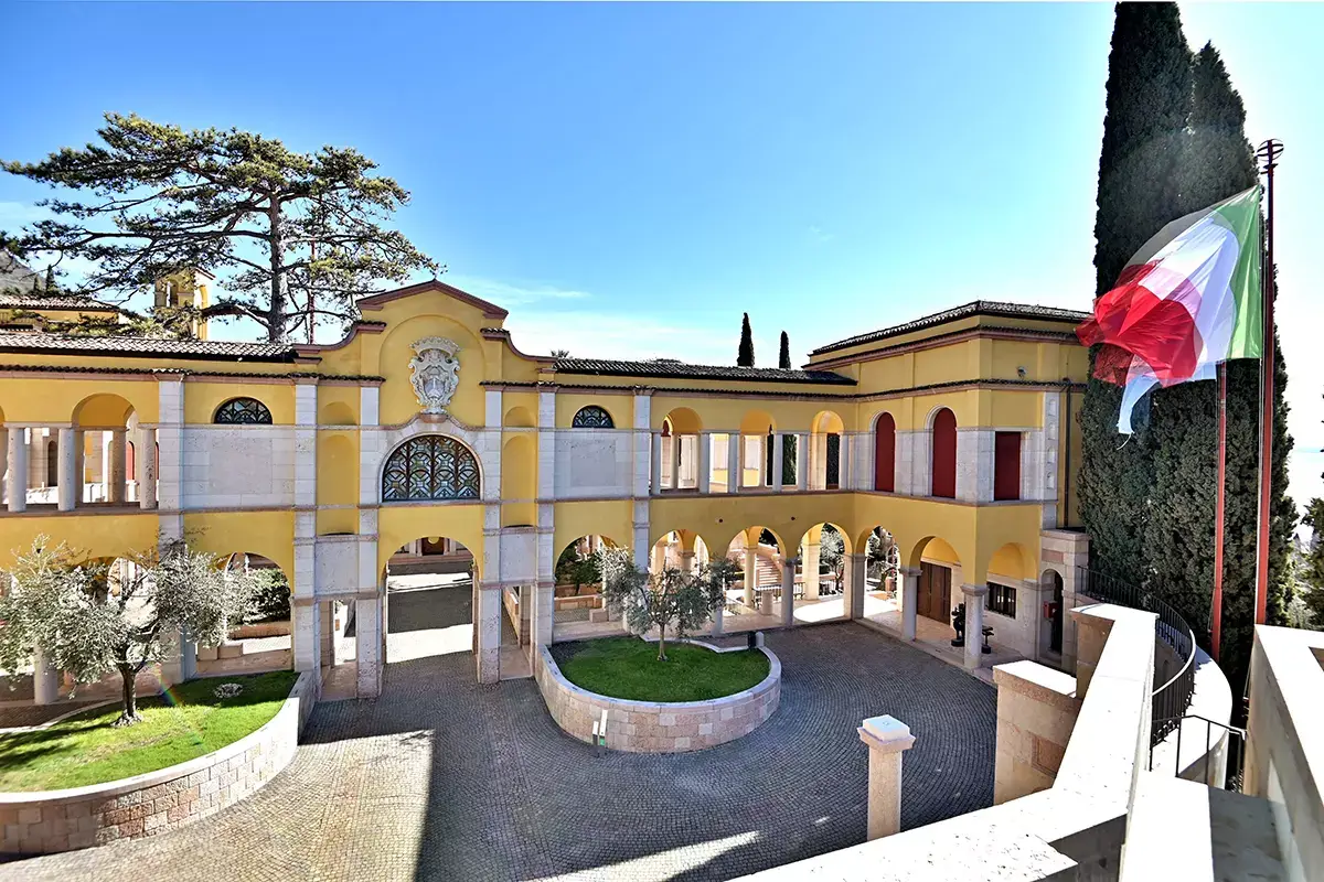 Costruito a Gardone Riviera sulle rive del lago di Garda Nei panni di Gabriele d&rsquo;Annunzio: alla scoperta de Il Vittoriale