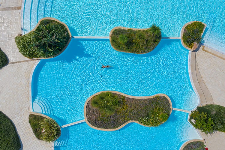 La scenografica piscina Vivosa Apulia Resort, tuffo nel cuore del Salento