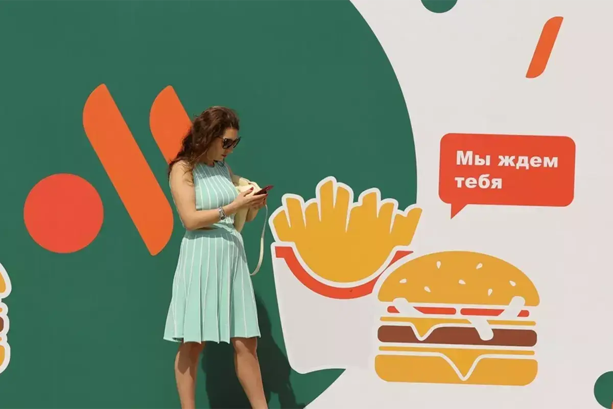 Il nuovo none e logo. Fonte: newsrebeat.com &ldquo;Delizioso e basta&rdquo;: ecco il nome degli ex McDonald's in Russia