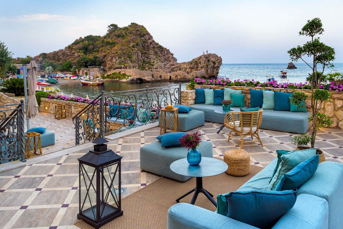 Voi Hotels a Taormina Voi Hotel a Taormina VOI Hotels: ambiente, gusto e divertimento gli ingredienti della Vera Ospitalità Italiana