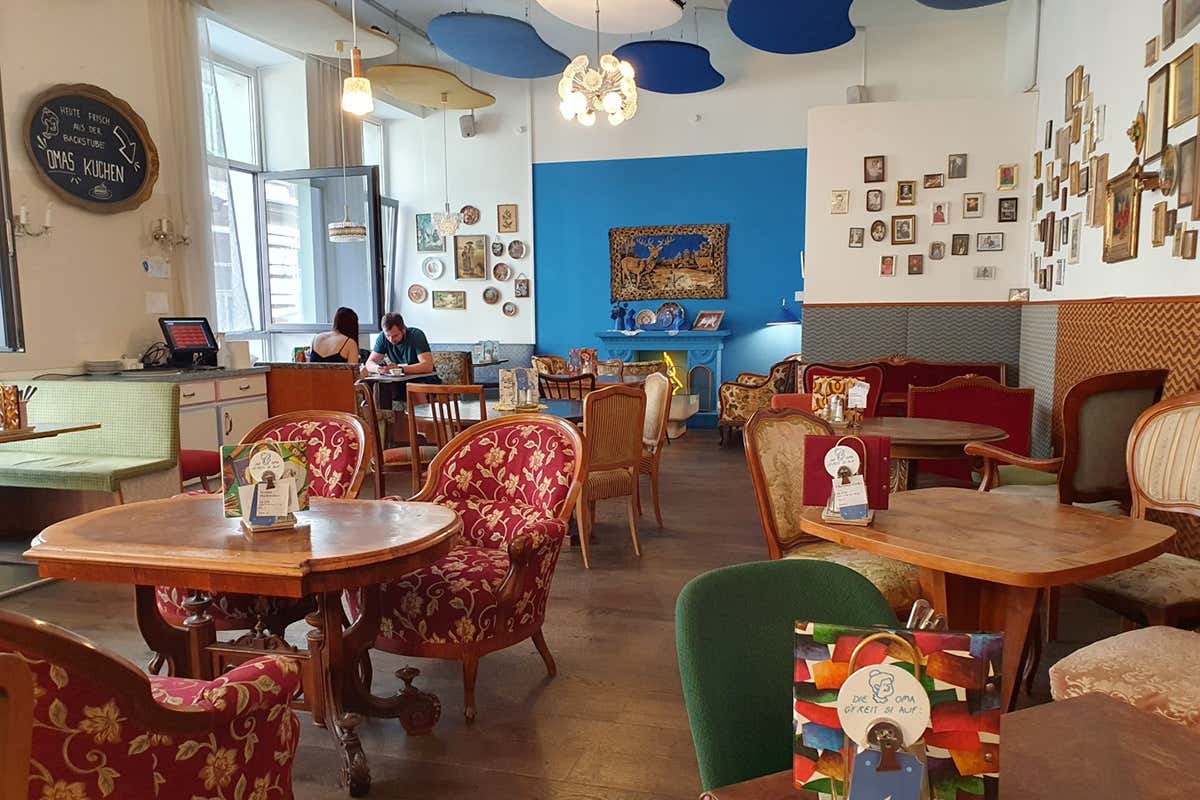 Un ambiente volutamente rétro e autenticamente kitsch, che richiama il salotto di una volta