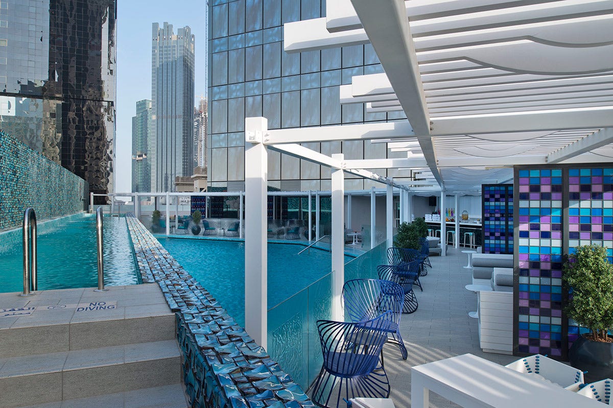 La piscina del W Doha  Qatar da scoprire: una vacanza tra natura tradizioni e divertimento