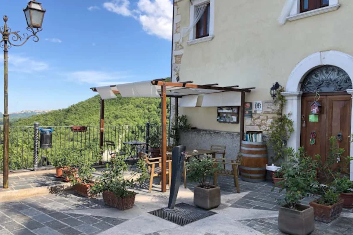 Dalla terra cruda al vino cotto: la doppia anima dell’Abruzzo rurale Dalla terra cruda al vino cotto: la doppia anima dell’Abruzzo rurale