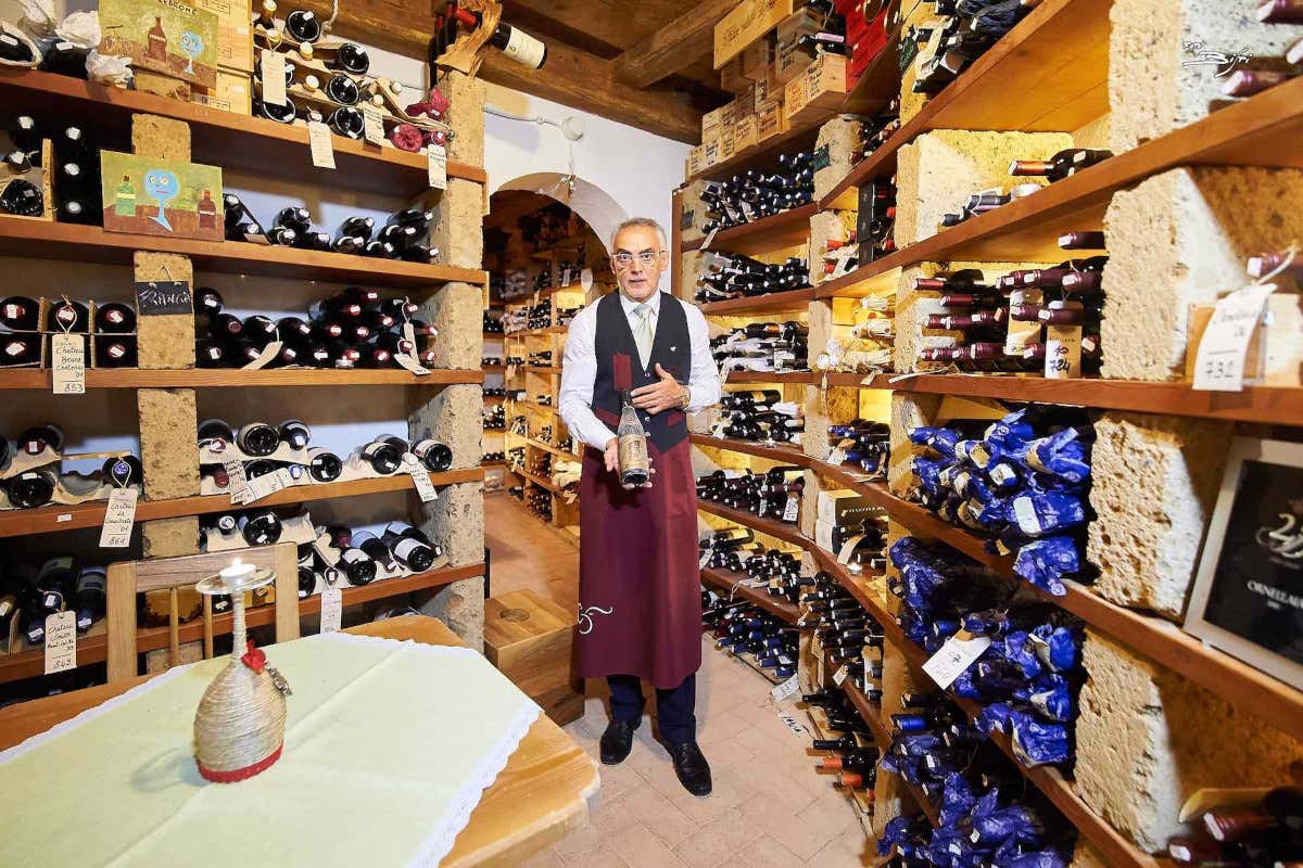 Il sommelier Giuseppe Greco nella cantina del ristorante "Il Gallo Cedrone"
