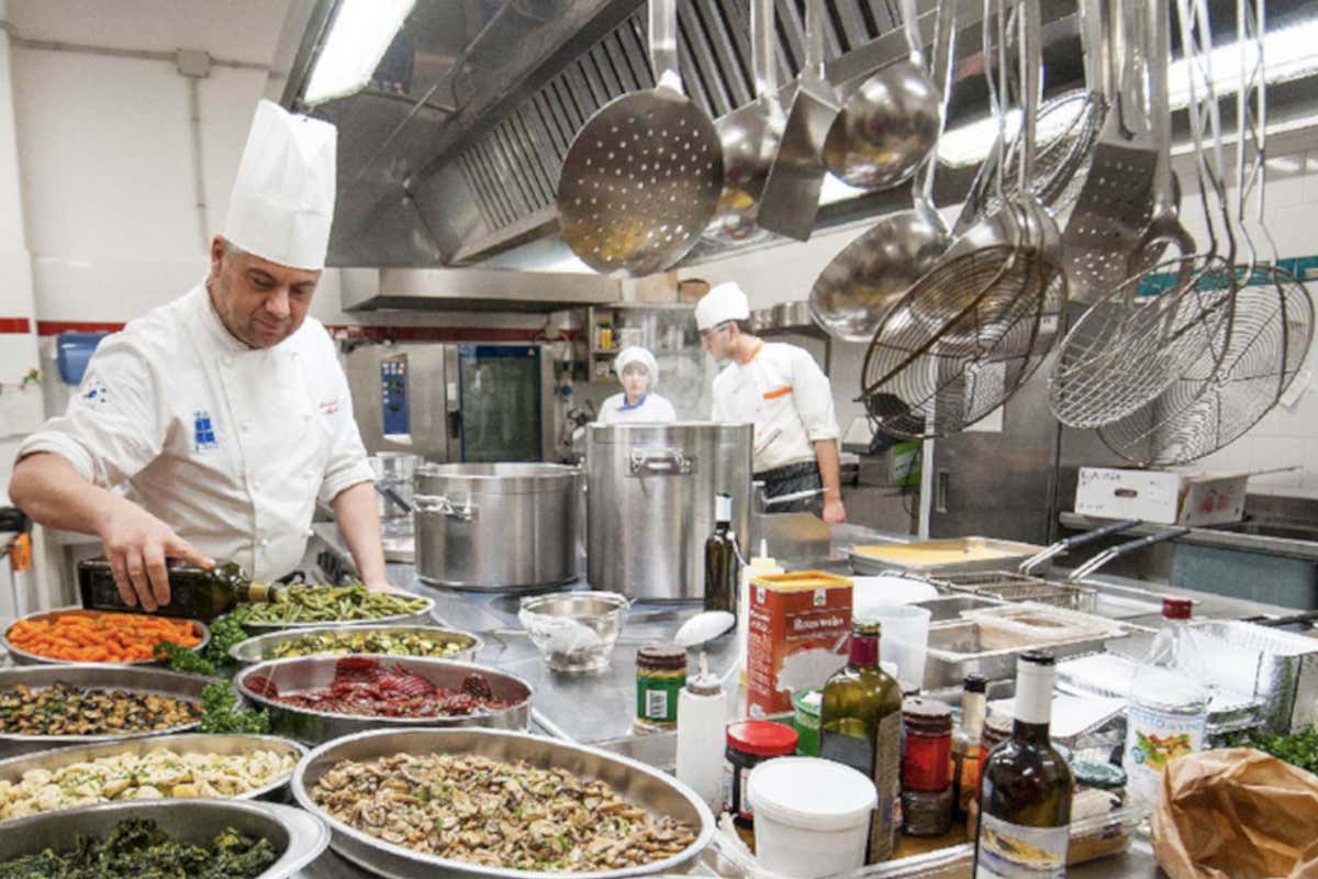 “Troppo caro?” Dietro quel piatto al ristorante ci sono stipendi, luce e dignità