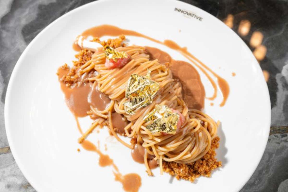 Scicchitano: Spaghetto al cioccolato, gamberoni e foglie d'oro