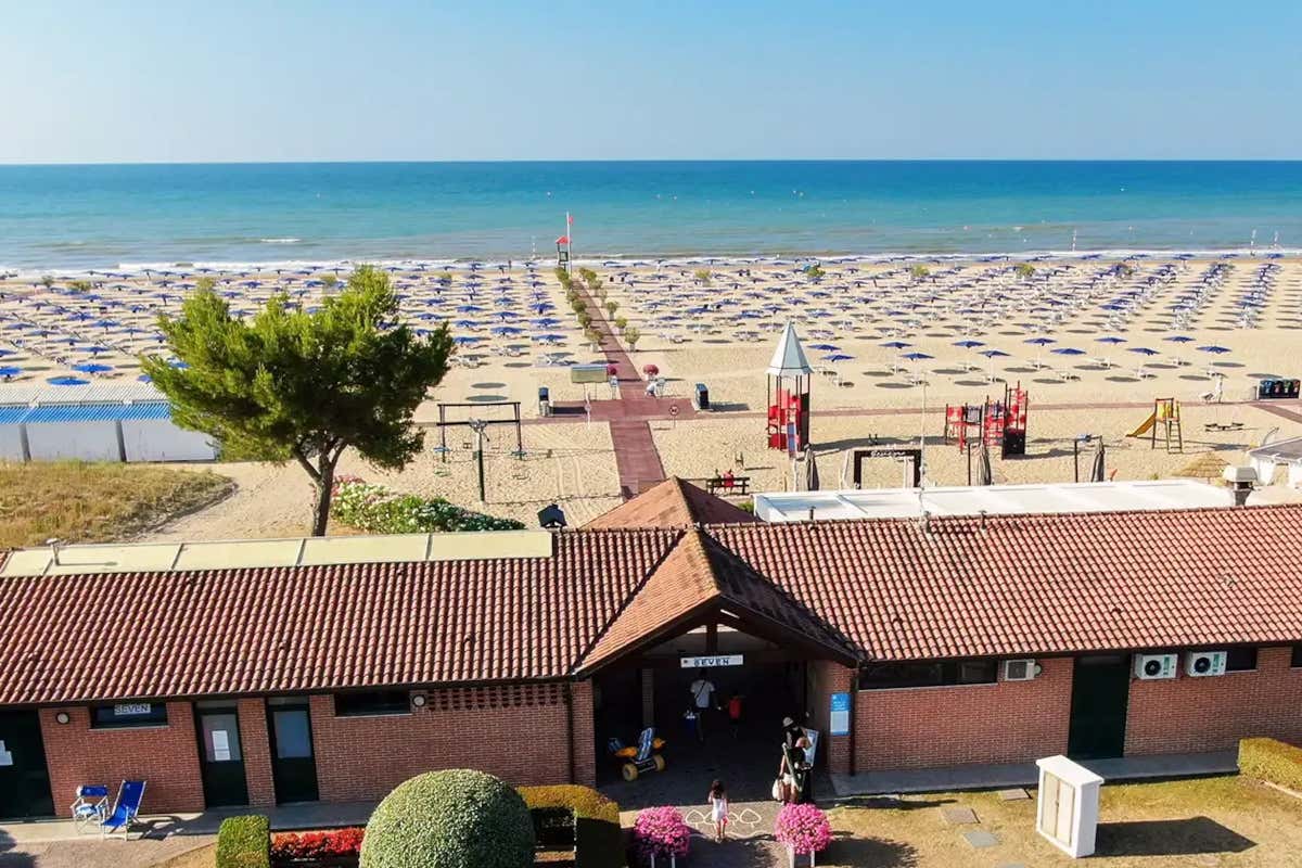 Stessa spiaggia, stesso... drink: il beach club si sceglie (anche) per cocktail e vini Stessa spiaggia, stesso... drink: il beach club si sceglie (anche) per cocktail e vini