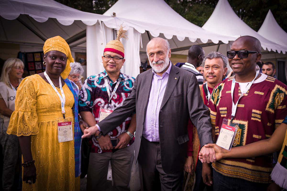 La leva di Petrini consegnata alla storia del cibo politico e della terra che resiste La leva di Petrini consegnata alla storia del cibo politico e della terra che resiste