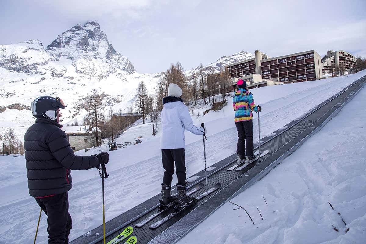 Valtur Cervinia Cristallo Ski Resort: le piste sono collegate al resort da un tapis roulant