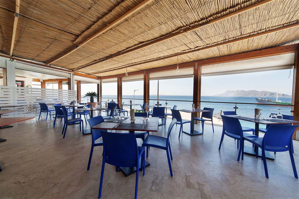 La sala del Ristorante Arcobaleno offre una vista spettacolare sulla baia di Levanzo