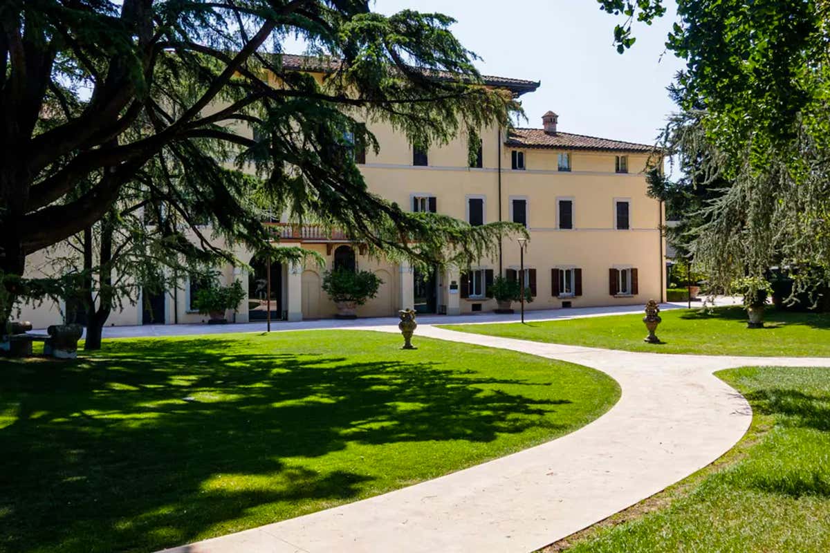 La maestosa facciata settecentesca di Villa Posta Donini, una splendida dimora storica immersa in un parco secolare a pochi minuti dai palchi del festival