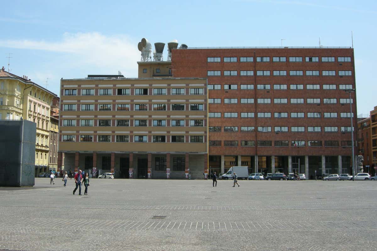 L'ex sede Telecom di piazza VIII agosto a Bologna (foto Wikipedia) Bologna l’ex sede Telecom diventa un hotel da 215 camere nel centro della città L'ex sede Telecom di piazza VIII agosto a Bologna (foto Wikipedia) Bologna l’ex sede Telecom diventa un hotel da 215 camere nel centro della città