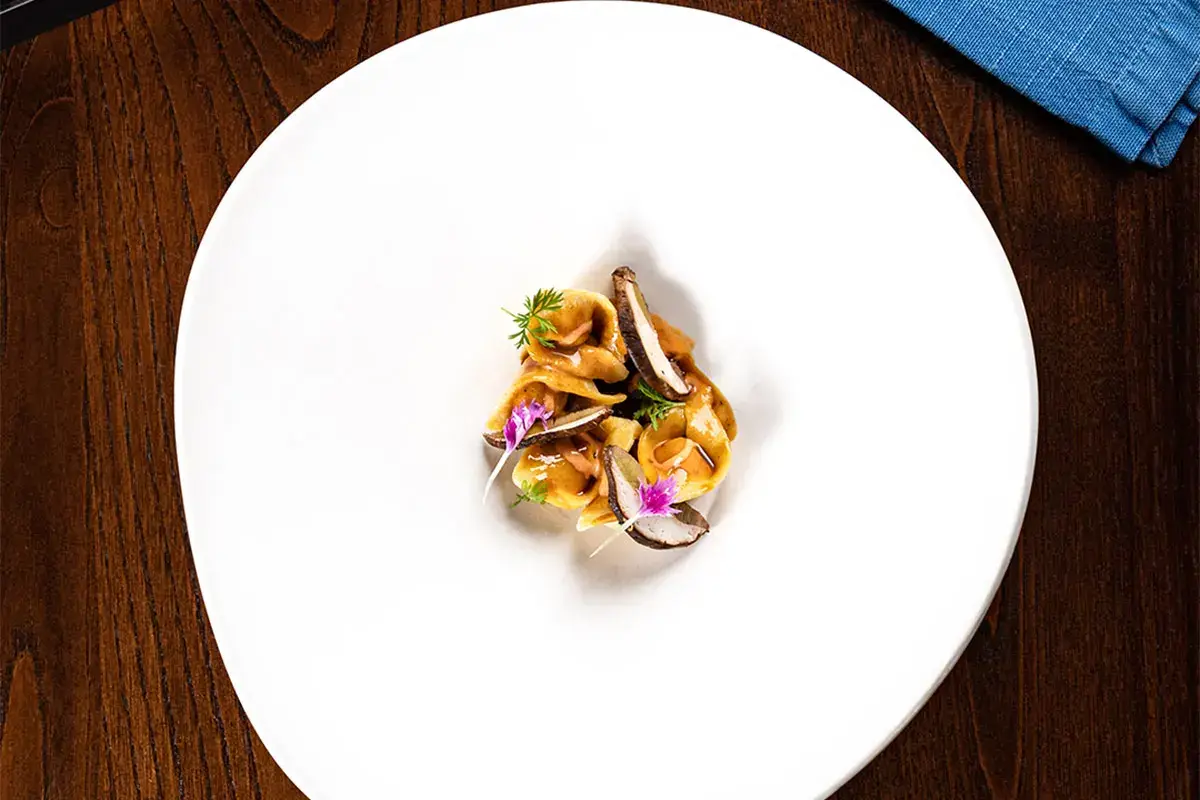 Tortelli ripieni di agnello al forno, jus e porcini Tortelli ripieni di agnello al forno, jus e porcini