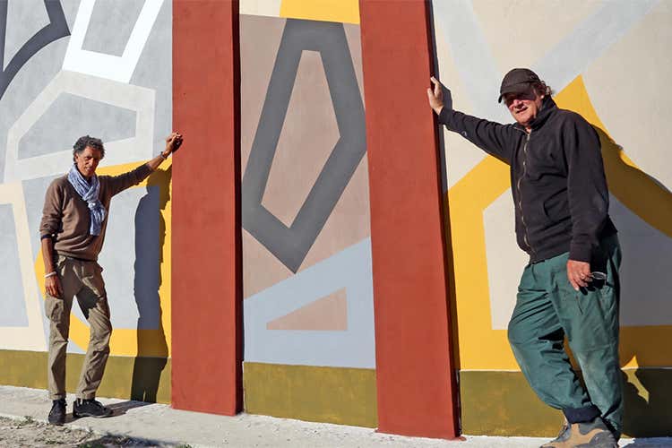 Silvano Stella e David Tremlett - Wall drawing alla chiesetta di Coazzolo Tremlett riporta la sua arte nelle Langhe