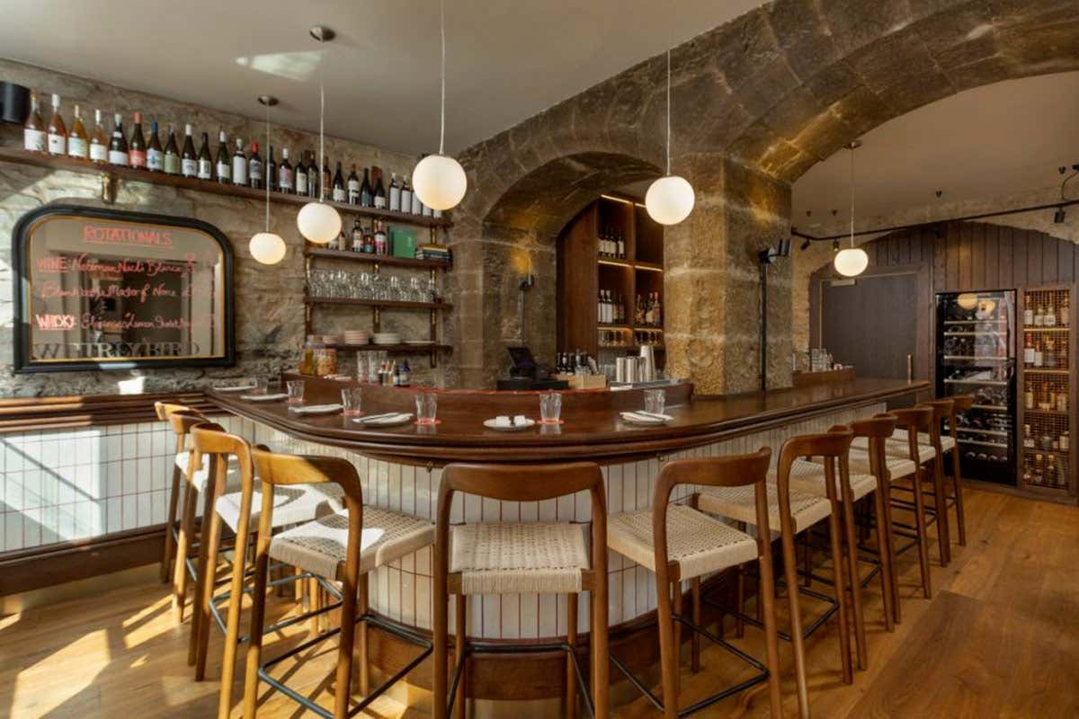 L'accogliente e caratteristico bancone circolare di Whirlybird, la moderna taverna nel cuore della centralissima Victoria Street