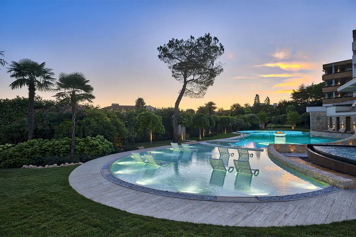 La White Pool di acqua termale esterna all'Hotel Esplanade Tergesteo Qui il benessere &egrave; una filosofia Lo stile dell'Esplanade Tergesteo