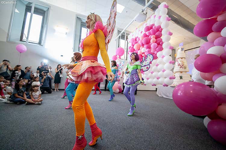 Alla festa anche la magica presenza di Bloom, Stella, Flora, Tecna, Musa e Aisha (La Winx Birthday Cake di AMPI per il 15&deg; compleanno Winx Club)