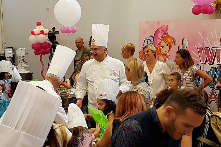 Gino Fabbri circondato dall'entusiasmo delle giovanissime (La Winx Birthday Cake di AMPI per il 15° compleanno Winx Club)