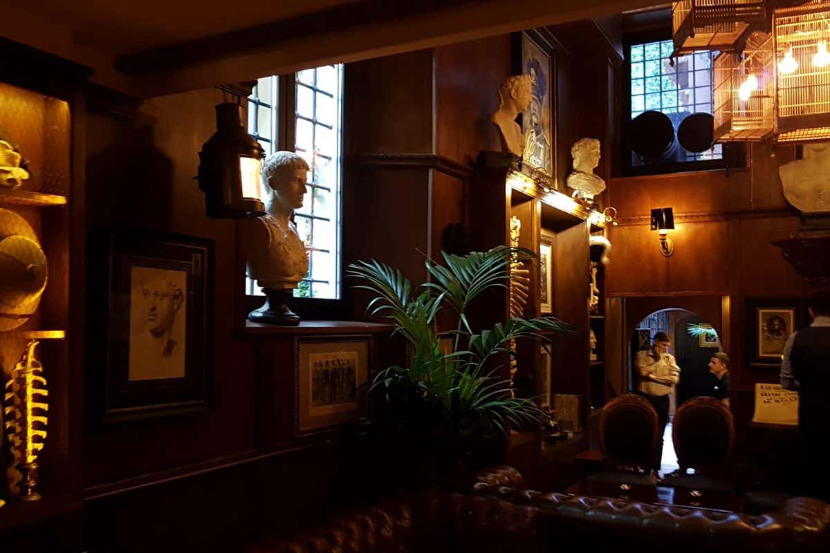 Wisdomless è un cocktail bar dalle molteplici anime Wisdomless a Roma cocktail bar delle meraviglie