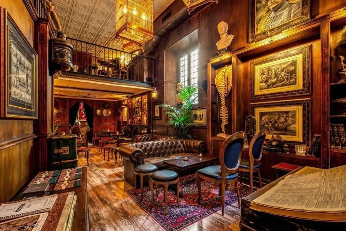 Varcata la soglia del locale si spalanca una vera e propria stanza delle meraviglie Wisdomless a Roma cocktail bar delle meraviglie
