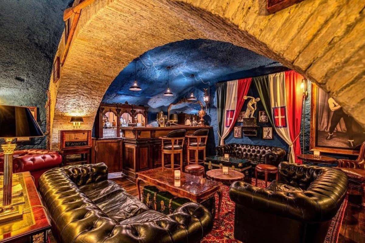 È un locale che strizza l’occhio al mondo inglese Wisdomless a Roma cocktail bar delle meraviglie