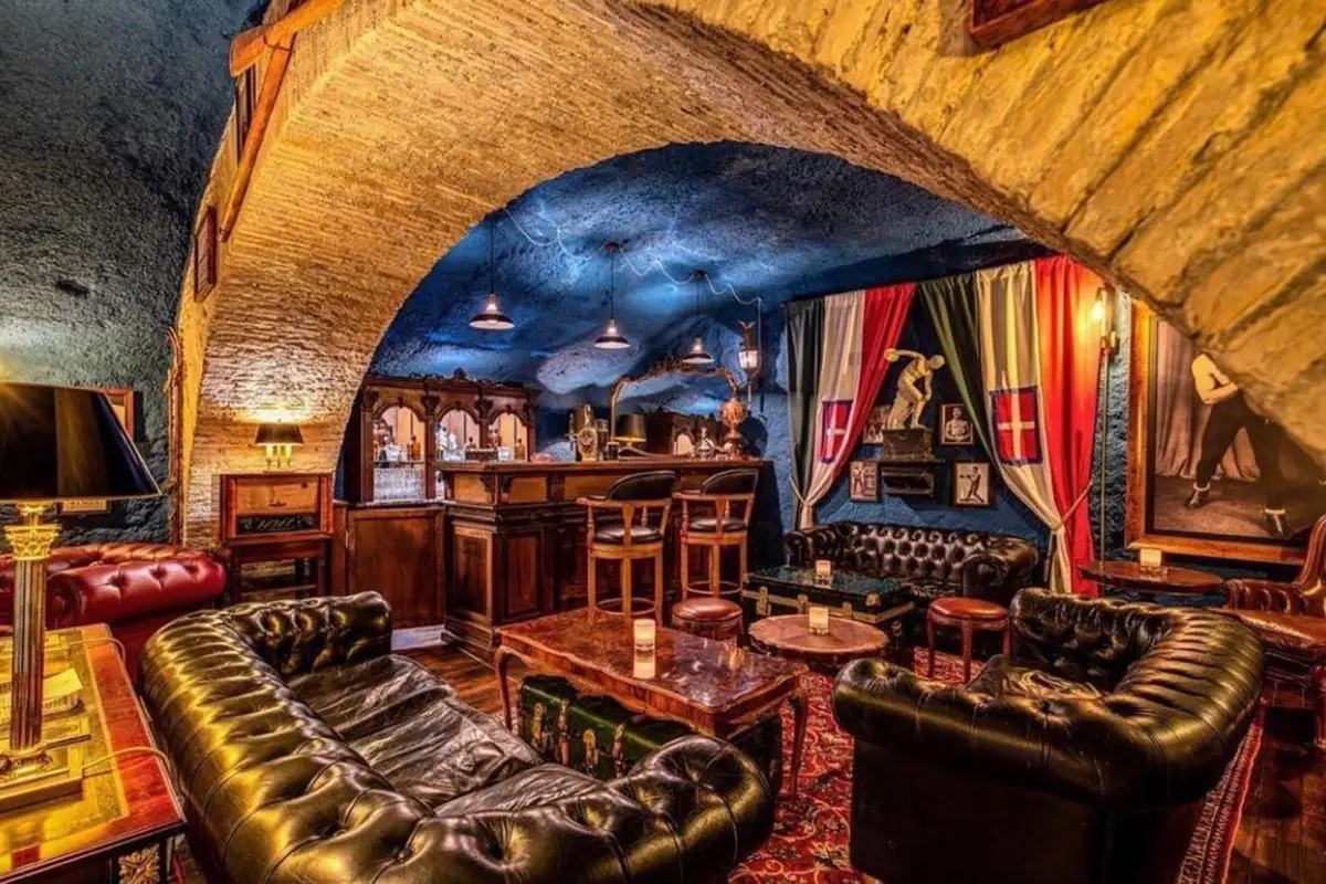 È un locale che strizza l’occhio al mondo inglese Wisdomless a Roma cocktail bar delle meraviglie