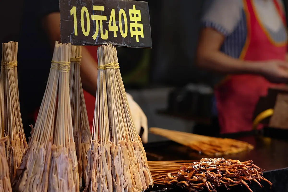 I&nbsp; legami del venditore al Huanan Seafood Wholesale Market e i primi pazienti ricoverati suggeriscono che il virus arriva dal mercato Origine del Covid: il primo caso un venditore al mercato di Wuhan?