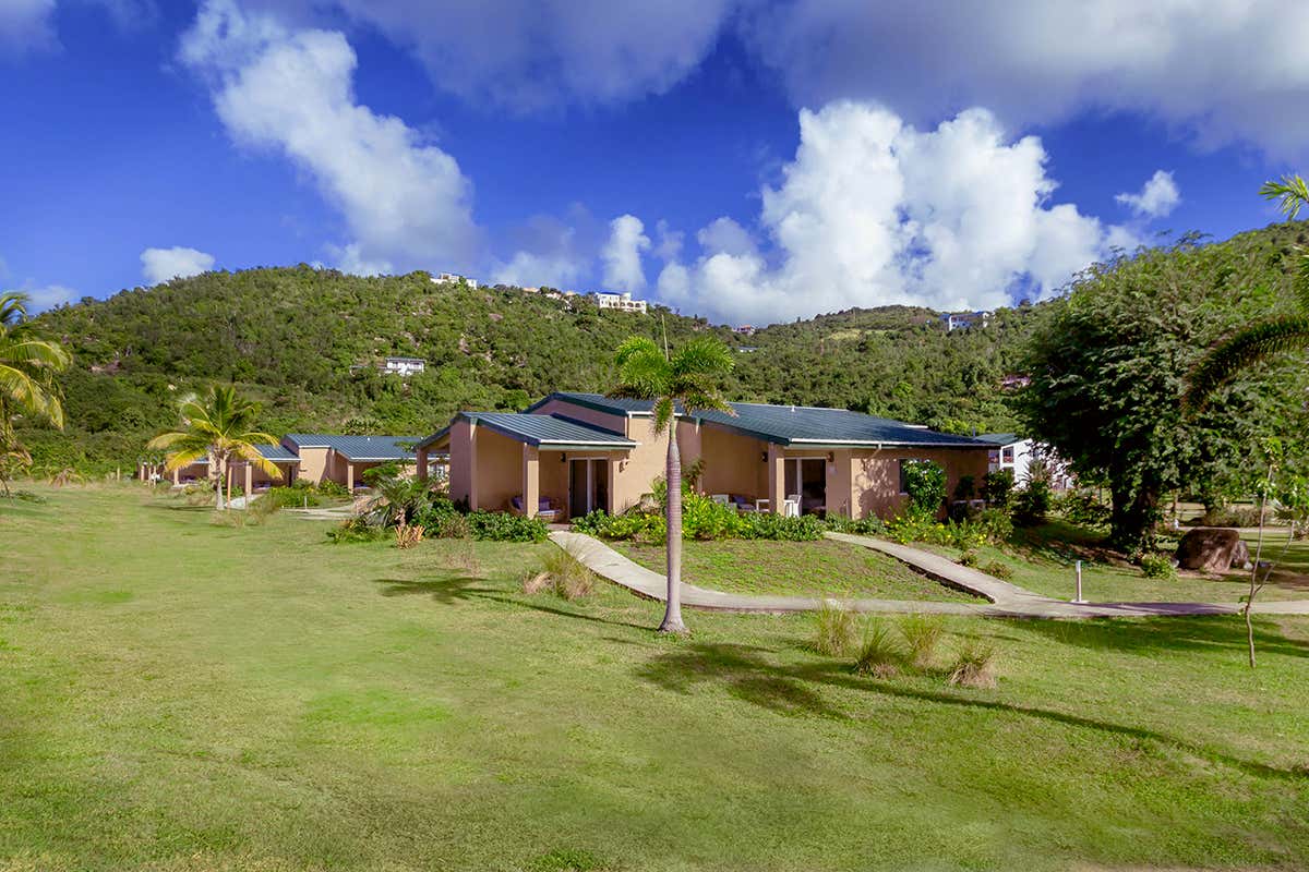 Tra vegetazione tropicale e mare cristallino, il Lambert Beach Resort unisce privacy e ospitalità caraibica