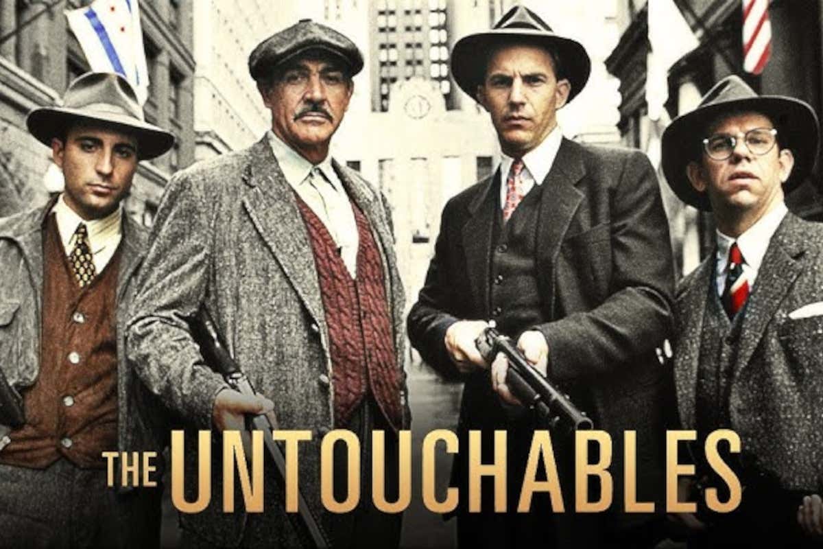 Anche nel film "Gli intoccabili" nessuno si fida soltanto dei report scritti o delle dichiarazioni ufficiali: gli agenti vanno direttamente nei depositi, controllano casse, registri e movimenti della merce