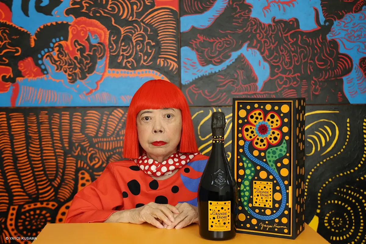 Yayoi Kusama per La Grande Dame 2012. Foto: YAYOI KUSAMA Veuve Clicquot e l&rsquo;artista Yayoi Kusama per la Grande Dame