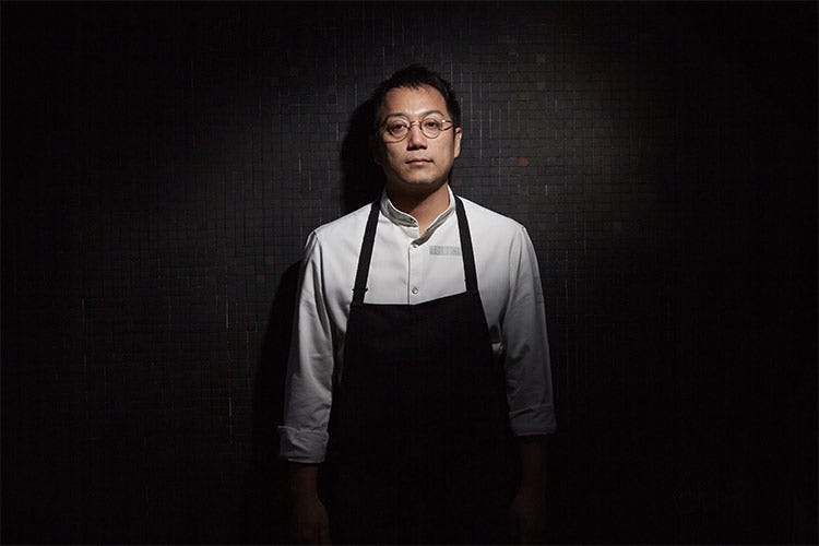 Fine dining: una cucina buona, ricercata, con tanta attenzione e volontà di interagire con i propri clienti - La reinvenzione di Yoji Tokuyoshi dopo Bottura e la stella Michelin