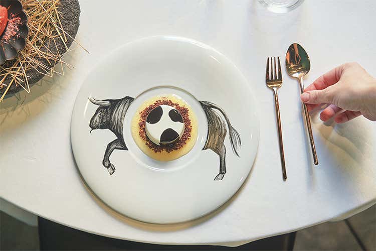 In periodo di pandemia, quando era possibile, ha servito 50 giorni di pranzi agli operatori sanitari - La reinvenzione di Yoji Tokuyoshi dopo Bottura e la stella Michelin