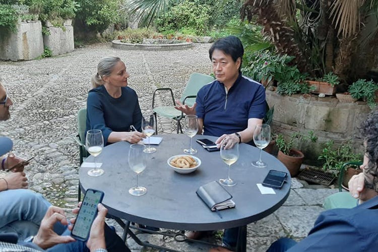 L'incontro del cuoco giapponese con i giornalisti italiani (Yoshimi Hikada fa scoprire la cucina italiana ai giapponesi)