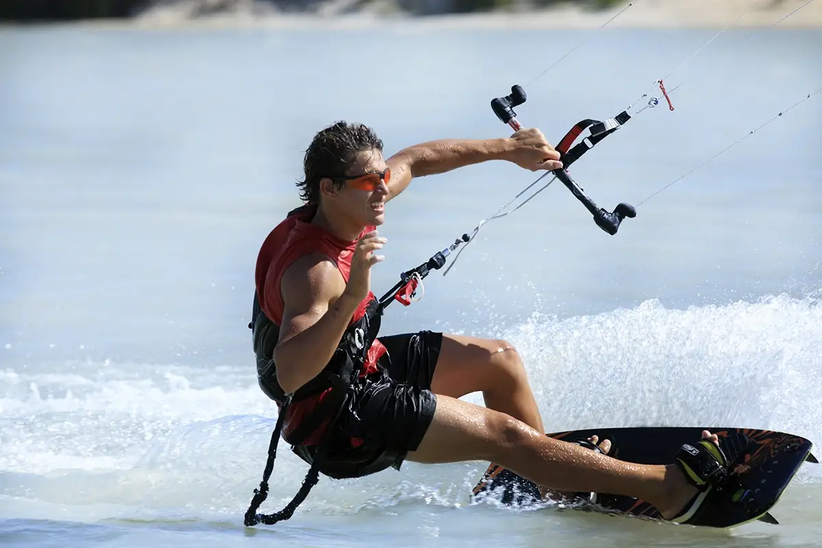 Gli sport praticati a contatto con l&rsquo;acqua richiedono un&rsquo;adeguata protezione dal riverbero e dalla luce diretta Sport all&rsquo;aria aperta? Ecco gli occhiali giusti per ogni disciplina