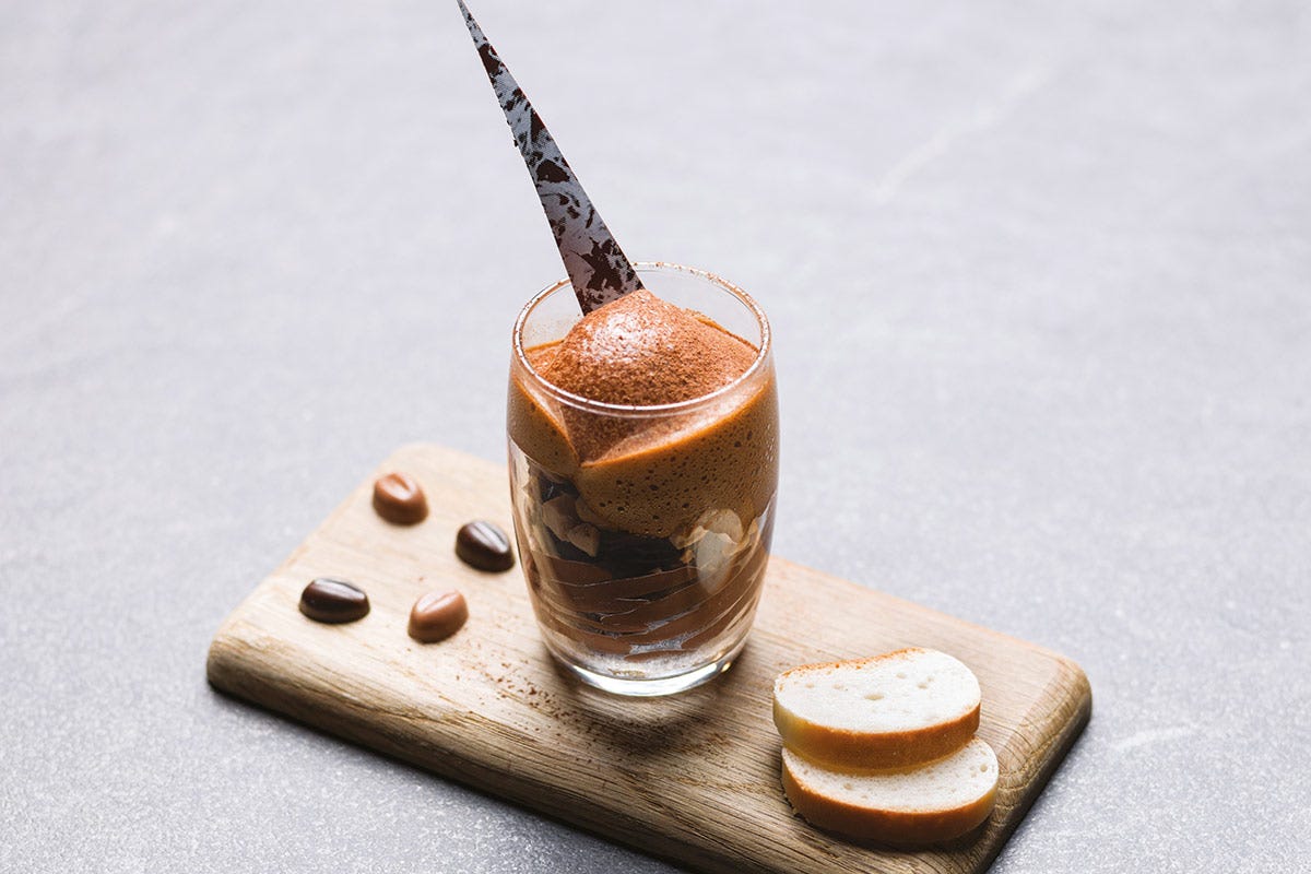 Zabaione al caffè espresso con mousse al cioccolato, gelato alla crema e mandorle pralinate Zabaione al caffè espresso