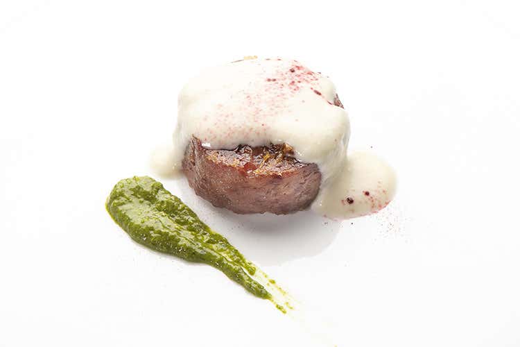 Zampone con salsa alle mandorle, salsa verde, lampone crispy e polvere di rapa rossa (Zampone con salsa alle mandorle, salsa verde, lampone crispy e polvere di rapa rossa) Zampone con salsa alle mandorle, salsa verde, lampone crispy e polvere di rapa rossa (Zampone con salsa alle mandorle, salsa verde, lampone crispy e polvere di rapa rossa)