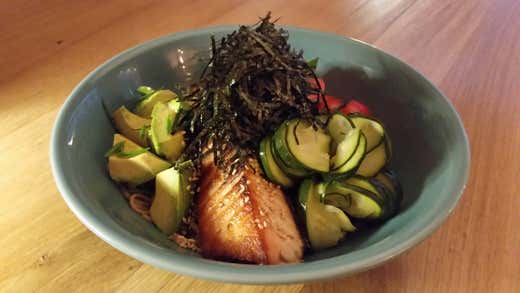 Ramen freddo con salmone e avocado Ramen freddo con salmone e avocado