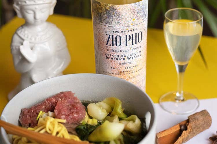 Zio Pho in abbinamento all'omonima zuppa vietnamita - Zio Pho, il liquore che prende vita dalle erbe di una zuppa vietnamita Zio Pho in abbinamento all'omonima zuppa vietnamita - Zio Pho, il liquore che prende vita dalle erbe di una zuppa vietnamita