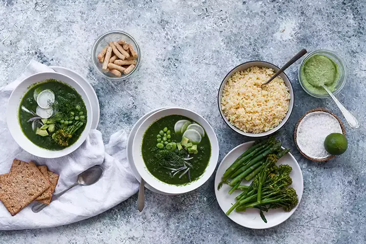 Zuppa di asparagi e spinaci con quinoa - Foto Shutterstock Zuppe, una ricetta per rigenerarsi Un piatto salutare per l&rsquo;estate