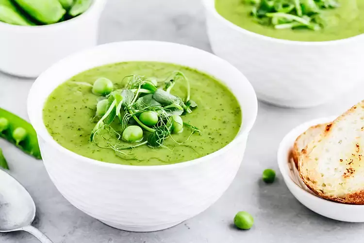 Zuppa di piselli e avocado con acqua di cocco - Foto Shutterstock Zuppe, una ricetta per rigenerarsi Un piatto salutare per l&rsquo;estate