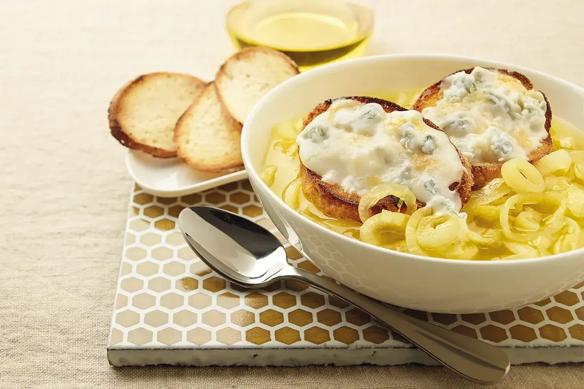Zuppa di cipolle con crosta di Gorgonzola Dop Zuppa di cipolle con crosta di Gorgonzola Dop