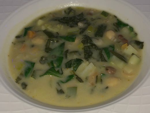 Zuppa etrusca con verdure dell'orto, legumi e farro della Garfagnana alle erbe aromatiche e fiori di finocchio selvatico