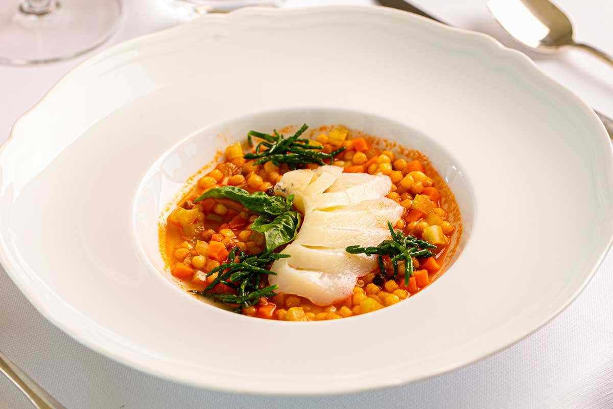 Zuppetta di fregola con baccalà cotto a bassa temperatura e asparagi di mare (Credits: Alberto Blasetti) A Les Etoiles brilla la stella dell'accoglienza con la cucina circolare di William Anzidei