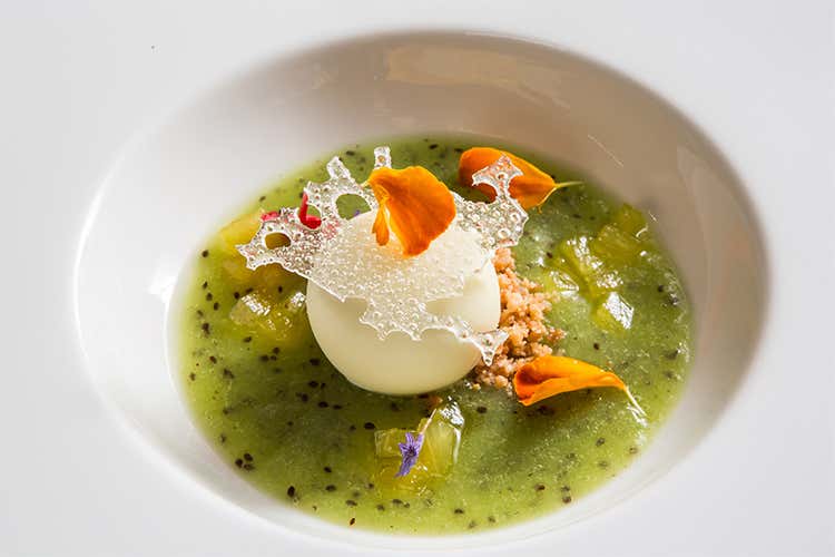 Zuppetta di kiwi e insalatina di ananas croccantino alle mandorle e cioccolato bianco