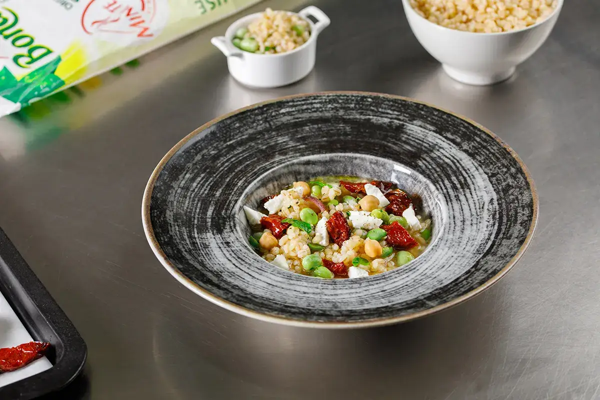 Zuppetta di orzo e favette, primo sale e petali di peperone crusco su salsa leggera di ceci Cereali e Legumi Minute: versatili, sani e gustosi