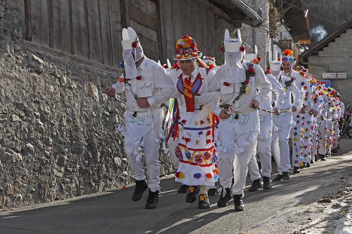 La tradizionale corsa degli Zussl Foto: Frieder Blickle Il Carnevale in Alto Adige tra tradizioni antiche e maschere misteriose La tradizionale corsa degli Zussl Foto: Frieder Blickle Il Carnevale in Alto Adige tra tradizioni antiche e maschere misteriose