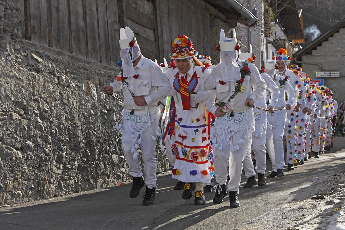 La tradizionale corsa degli Zussl Foto: Frieder Blickle Il Carnevale in Alto Adige tra tradizioni antiche e maschere misteriose