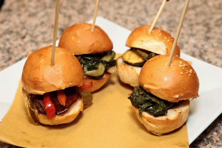 Zzambù, nuovo format a Napoli Pizze e hamburger sempre di qualità Zzambù, nuovo format a Napoli Pizze e hamburger sempre di qualità