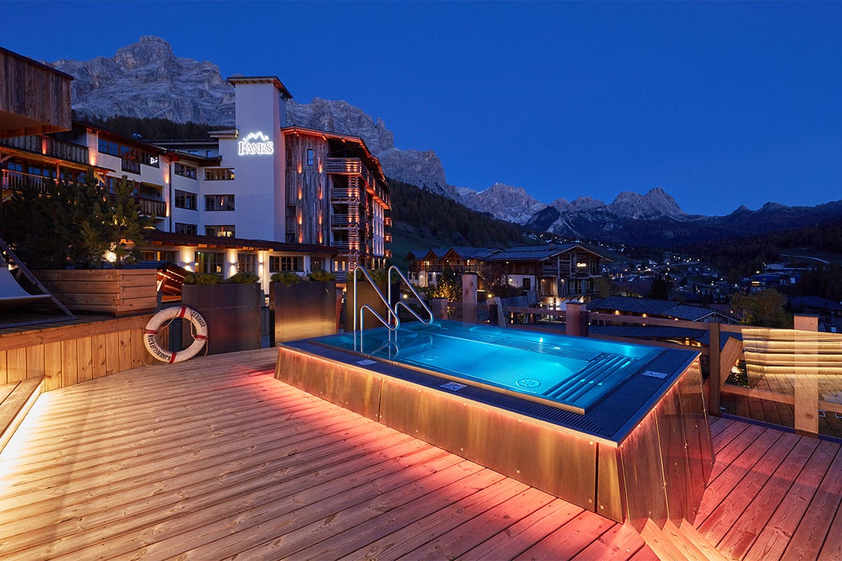 Piscina esterna Voglia di Dolomiti, giugno da record e agosto quasi sold out all'Hotel Fanes